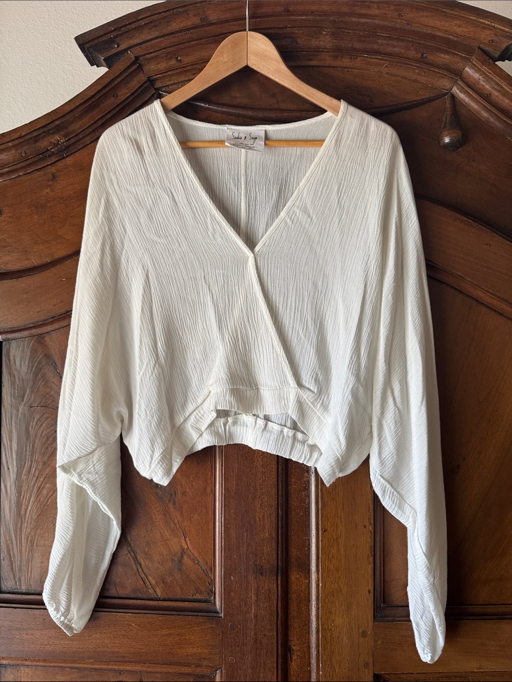 Sadie & Sage Cream Textured V-Neck Cropped Tunic